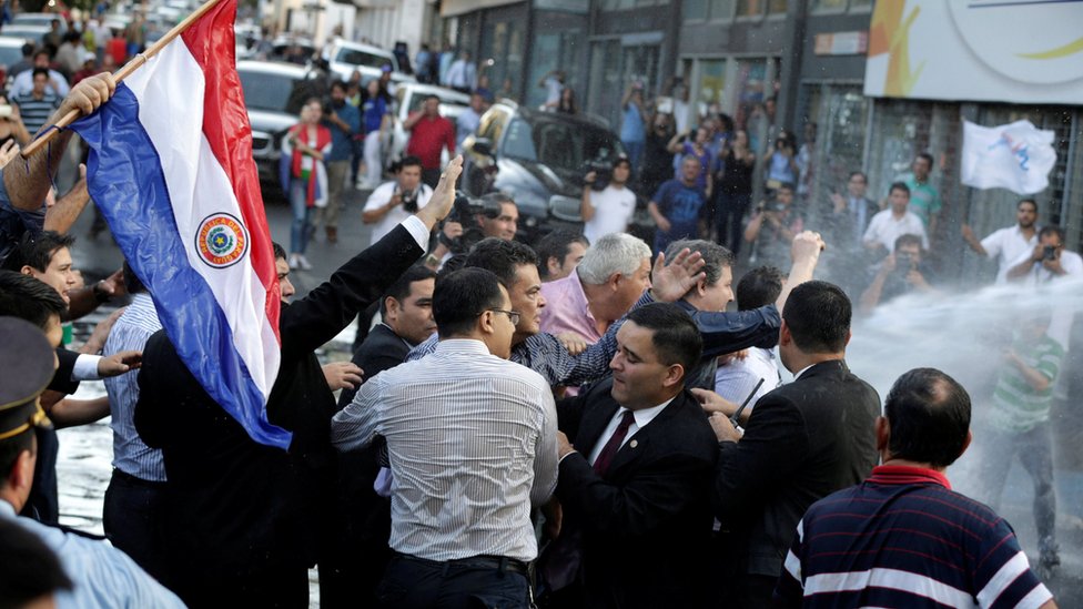 Entre los manifestantes dispersados este viernes por la policía se encuentran legisladores de Paraguay como el presidente del Senado, Roberto Acevedo. Legisladores en las protestas.