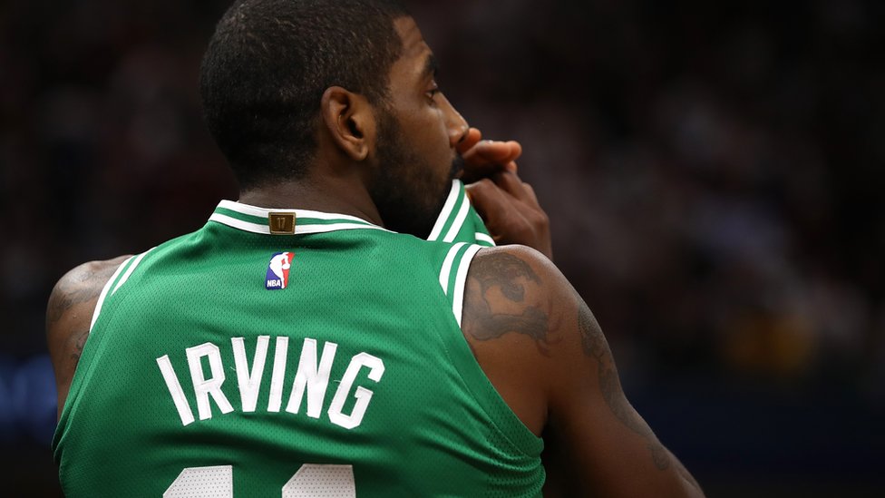 La jugada siguió y Boston consiguió anotar, pero al escuchar los gritos de Hayward los jugadores se percataron de la gravedad de la lesión. Kyrie Irving