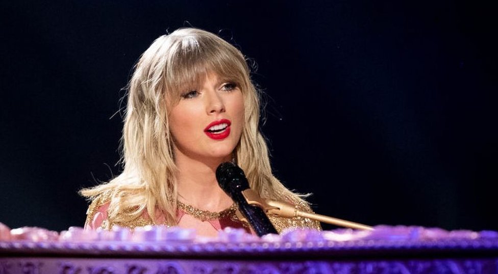 المغنية تايلور سويفت