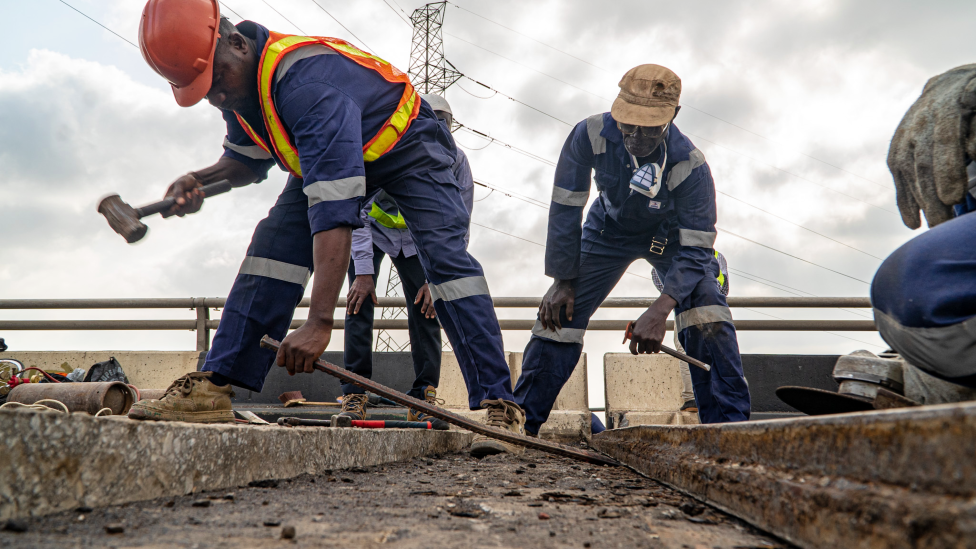 Рабочие ремонтируют Третий мост на материке в Лагосе, Нигерия