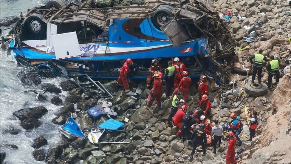 1 Раздаточная фотография, предоставленная агентством Agencia Andina, показывает группу аварийного персонала, работающего по спасению жертв после того, как пассажирский автобус упал на север Панамериканского шоссе, примерно в 45 километрах от Лимы, Перу, 2 января 2018 года.