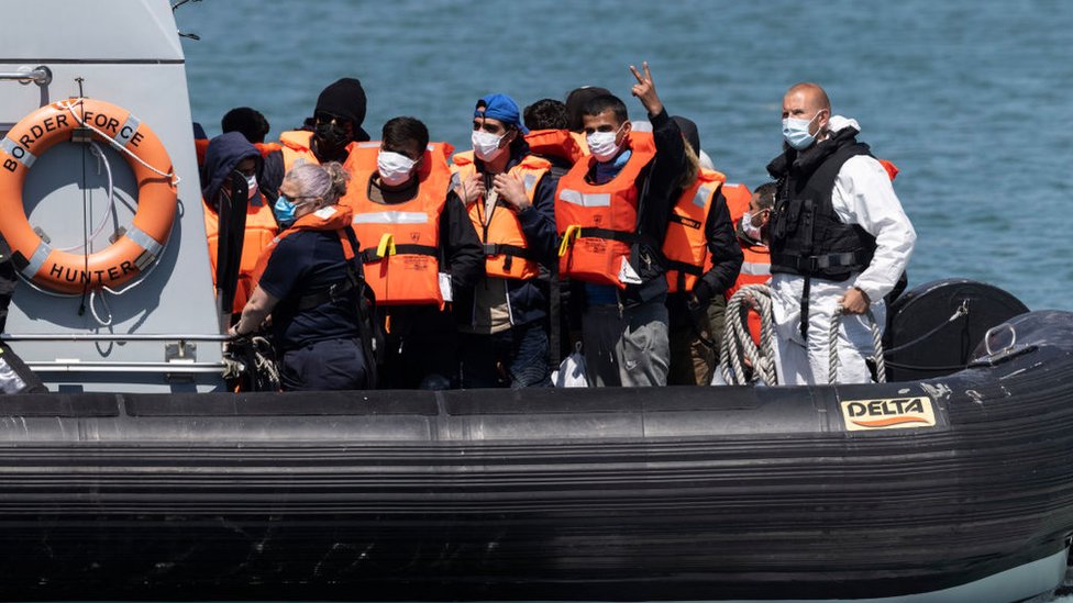 Dover kentinde İngiliz Sınır Gücü teknesinde Manş Denizi'nden ülkeye yeni gelen düzensiz göçmenler taşınıyor (09 Haziran 2021)