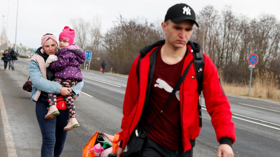 People flee from Ukraine at the Hungarian-Ukrainian border