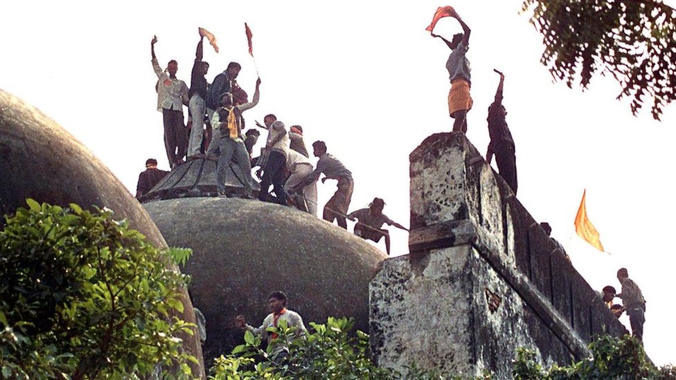 Правые индуисты на вершине мечети Бабри 6 декабря 1992 года, за несколько часов до того, как она была разрушена сотнями людей.