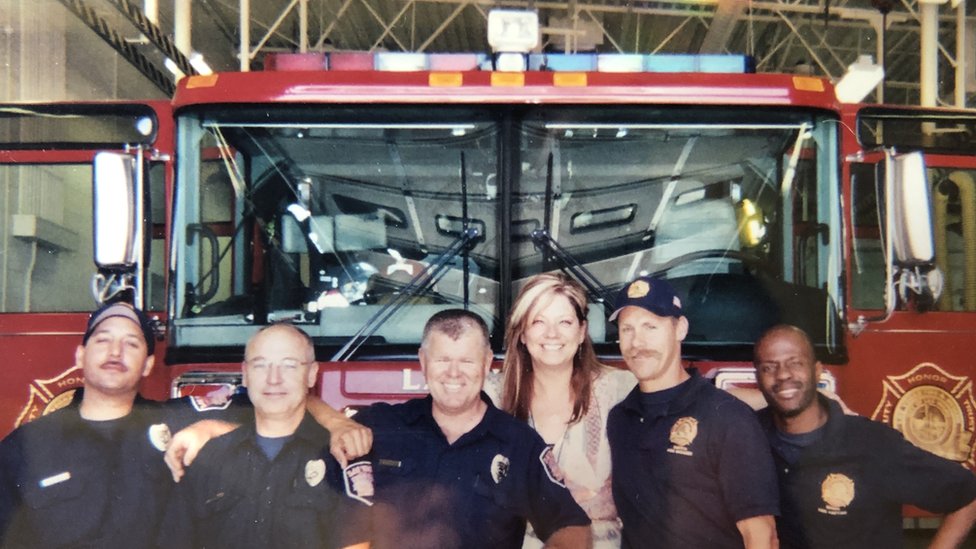 Робин Лоусон с коллегами из пожарной части, май 2006 г.
