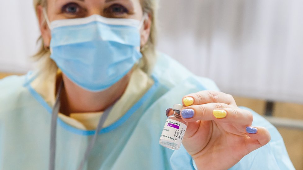 عاملة طبية تحمل قنينة لقاح استرازينيكا المضاد لفيروس كورونا (كوفيد-19) في فنتسبيلز، لاتفيا، في 30 مارس/آذار 2021