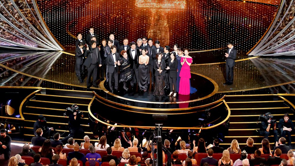 El elenco y el equipo técnico de "Parasite" aceptando el Oscar a la mejor película