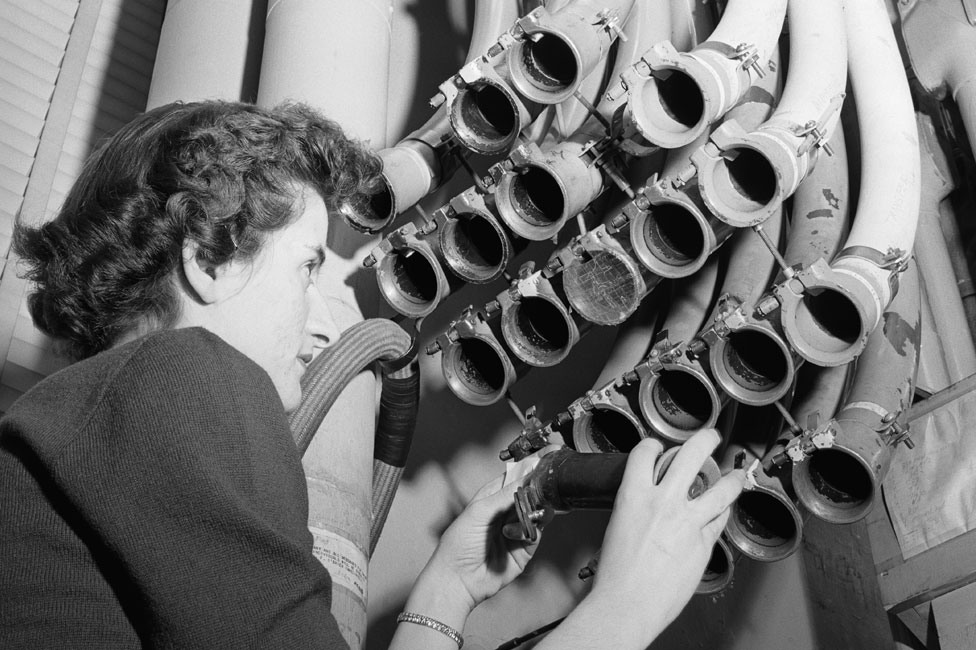 El sistema de tubos neumáticos de 1955 en uso en la oficina de Nueva York de la compañía financiera Merrill Lynch, Pierce, Fenner & Beane