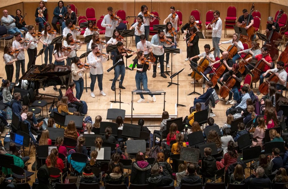Скрипач Никола Бенедетти выступает с наставниками и послами Фонда Бенедетти для 350 молодых музыкантов на первых Сессиях Бенедетти в Королевском концертном зале Глазго.