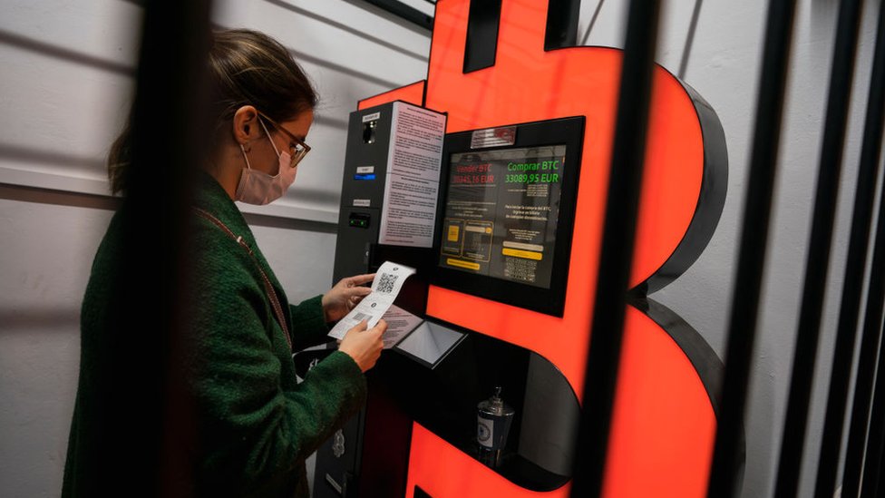 Barcelona'da bir Bitcoin ATM'si.