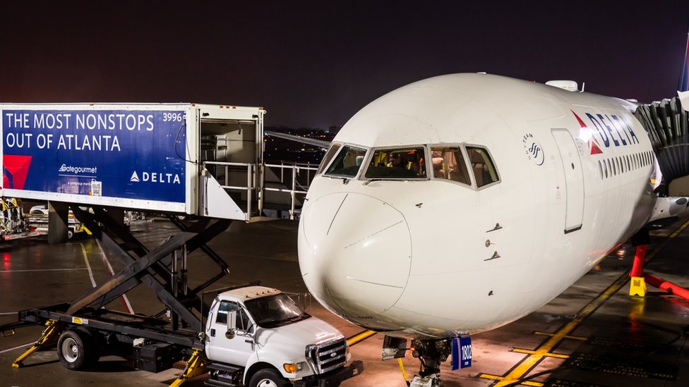 Hartsfield-Jackson Atlanta Uluslararası Havalimanı'na iniş yapmış Delta Havayolları'na ait Boeing 767-400 modeli bir uçak.