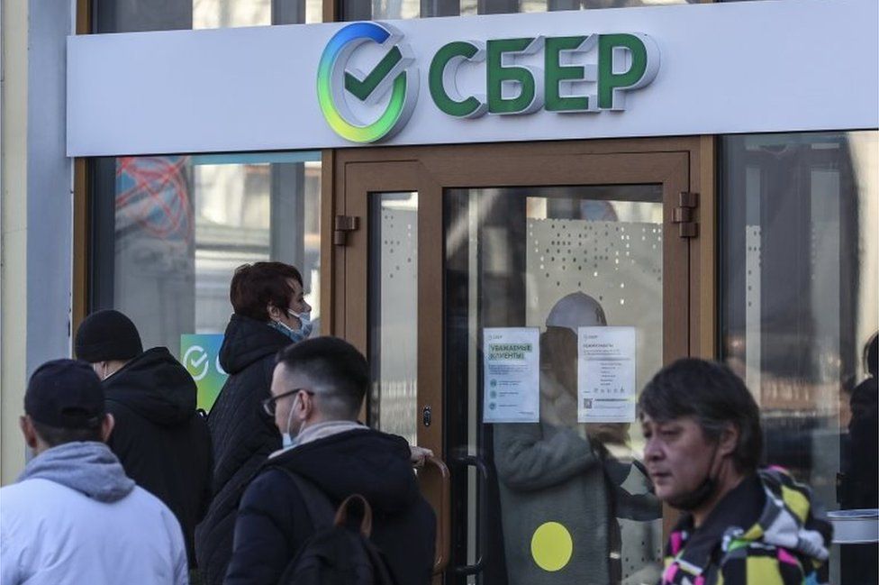 Gente afuera del Sberbank
