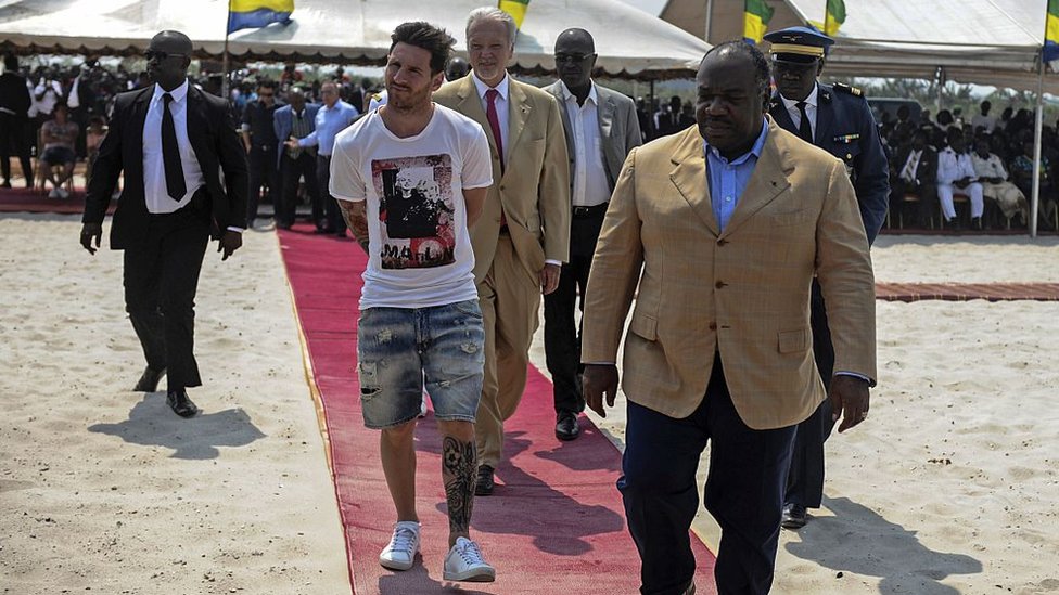 El presidente de Gabón, Ali Bongo Ondimba,, recibió al futbolista Lionel Messi con motivo de la construcción del estadio de Port Gentil, en julio de 2015. Messi, junto a Bong Ondimba.