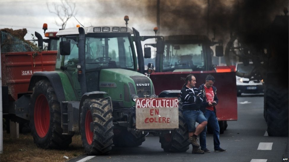 Фермеры блокируют мост Олерон на западе Франции (22 июля) - на плакате написано «сердитый фермер»