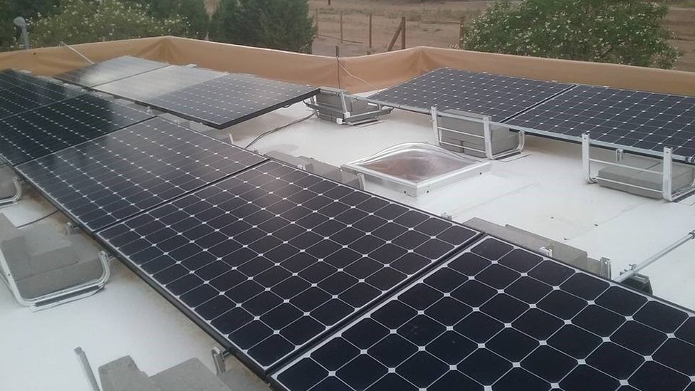 Крыши, покрытые солнечными панелями, выкрашены в белый цвет в Альбукерке
