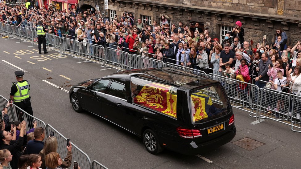 Queen Elizabeth II's cortege met by huge crowds in Edinburgh