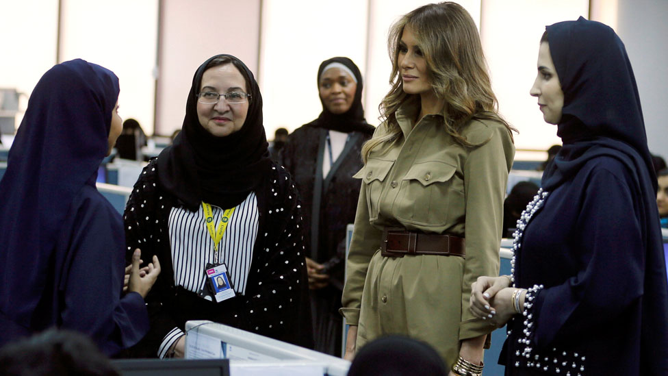 Algunos defensores de la modelo apuntaron que ni Melania ni Ivanka Trump respetaron los códigos de vestimenta durante la visita de Donald Trump a Arabia Saudita en mayo. Melania Trump con el cabello descubierto junto a mujeres que tienen su pelo cubierto y visten las túnicas tradicionales en Arabia Saudita