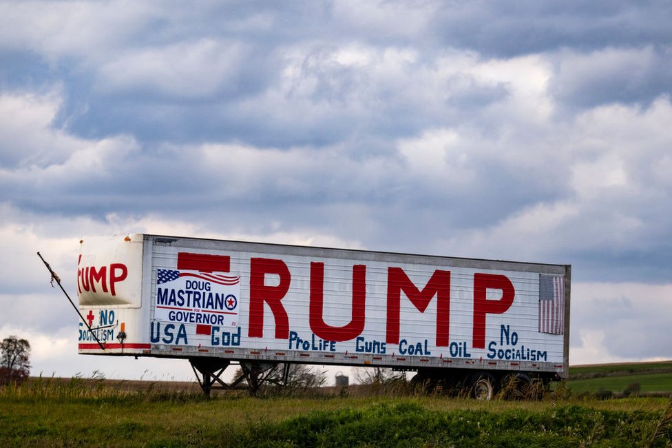 Un tráiler con mensajes a favor de Donald Trump y Doug Mastriano, candidato republicano a gobernador de Pensilvania, se ve a lo largo de la I-76 en el oeste de Pensilvania, el lunes 17 de octubre de 2022.