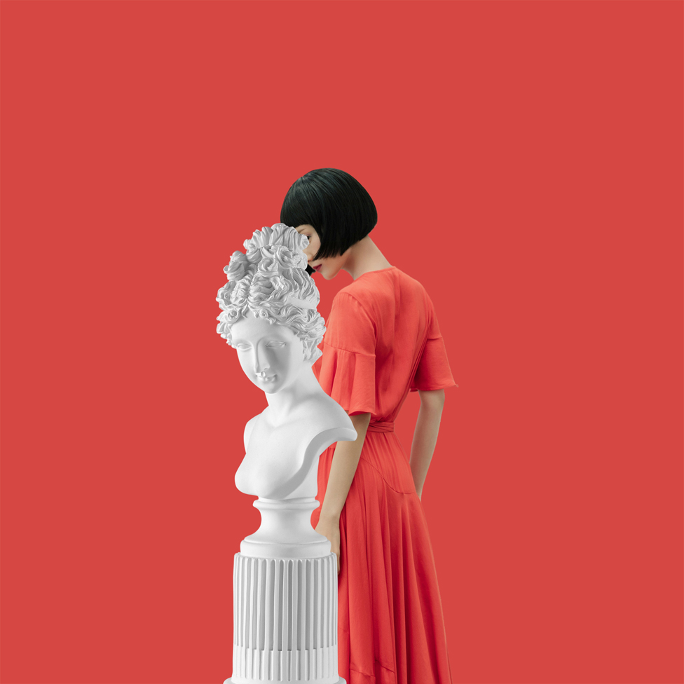 Žena i statua