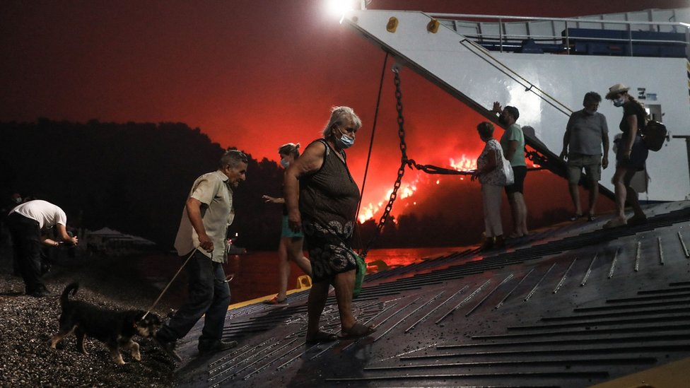 Evia adasından yüzlerce kişi feribotlarla tahliye edildi