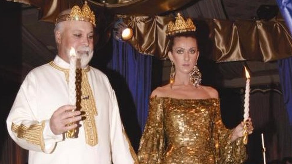 Певица Селин Дион и муж-менеджер Рене Анжелил возобновляют свои свадебные клятвы во время церемонии в казино и отеле Caesars Palace в Лас-Вегасе в среду, 5 января 2000 г.