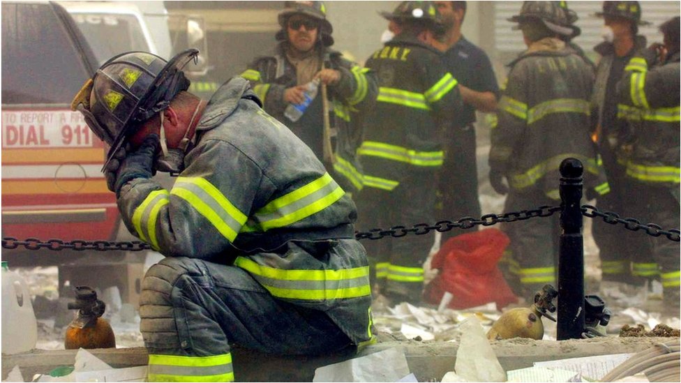 Un bombero toma una pausa en el World Trade Center (11/09/01)