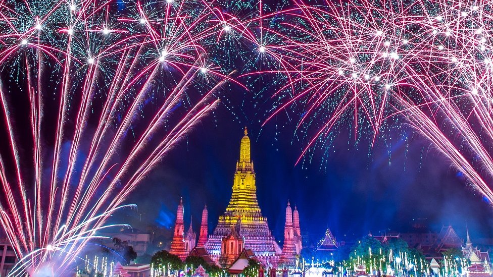 Letusan kembang api di atas kuil Wat Arun saat perayaan Tahun Baru di Bangkok, Thailand, 1 Januari 2023