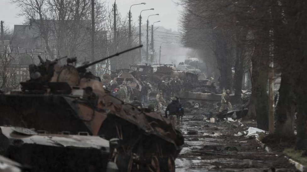 烏克蘭首都基輔附近布查街頭被毀的俄軍坦克