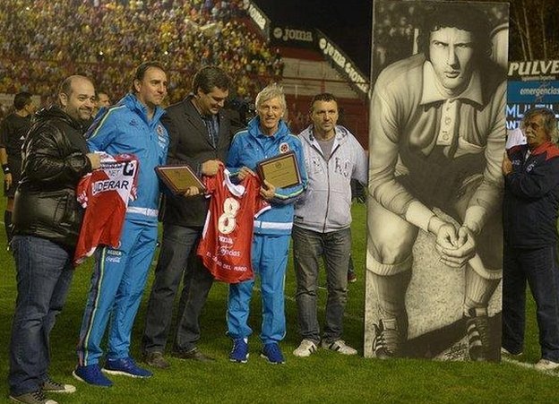 Pékerman (cuarto de izquierda a derecha) recibió un homenaje de Argentinos Juniors antes de un partido amistoso entre Colombia y Costa Rica.