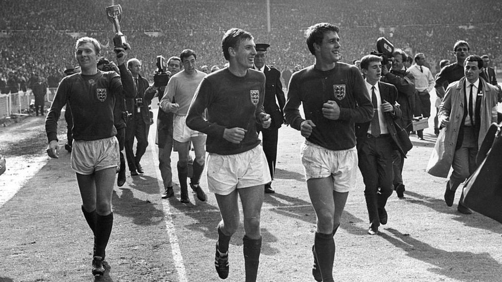 Игроки сборной Англии празднуют победу на чемпионате мира 1966 года