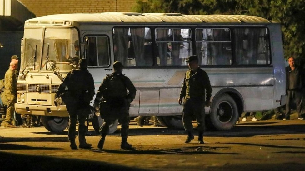 Un autobús evacúa los combatientes de la planta de Azovstal