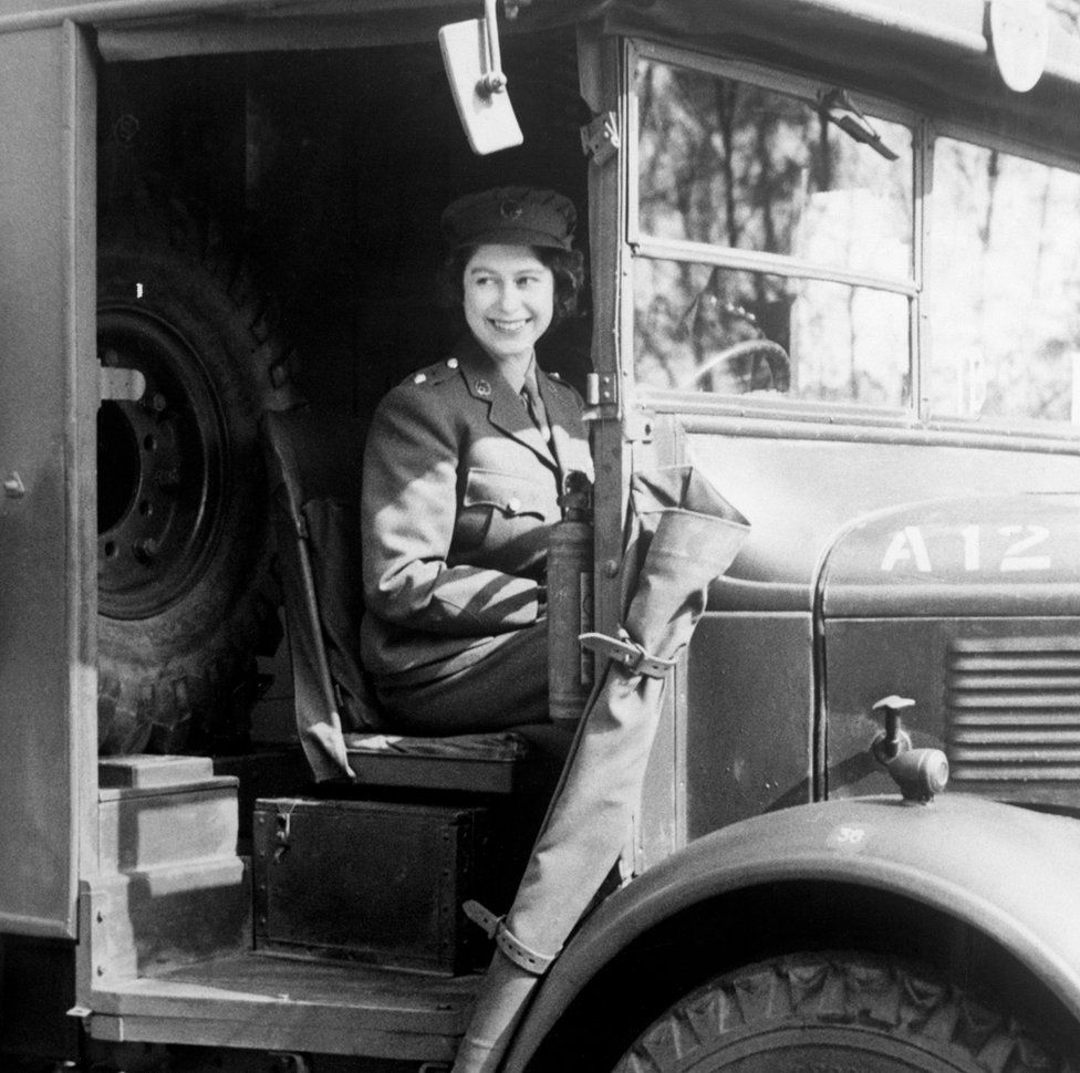 الأميرة إليزابيث خلف عجلة قيادة مركبة حربية، أثناء فترة خدمتها ضمن قوات المشاة الاحتياطية أثناء الحرب العالمية الثانية، عام 1945