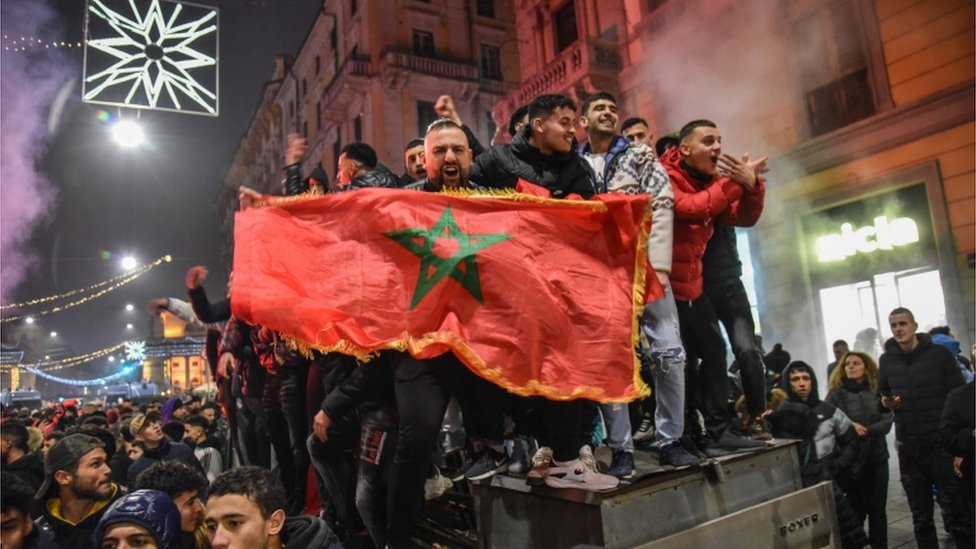 احتفالات مشجعين في إيطاليا بعد انتهاء المباراة بفوز المغرب
