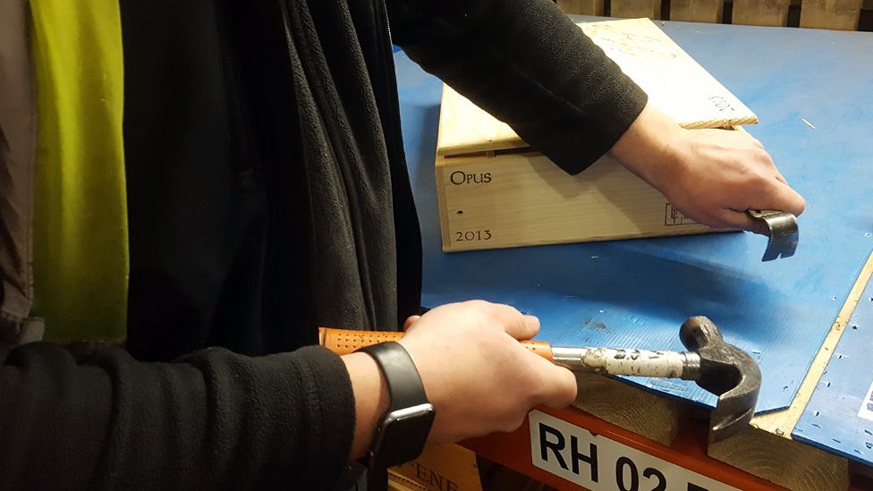 Moulin y su equipo revisan cada botella. Philip Moulin