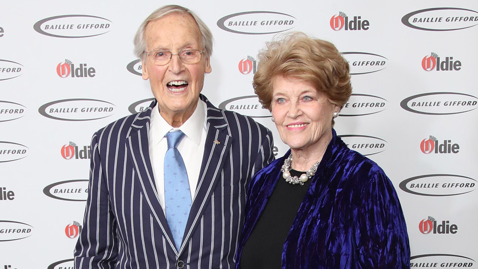 Николас Парсонс со своей женой Энн Рейнольдс на церемонии вручения награды Oldie of the Year 2019 года