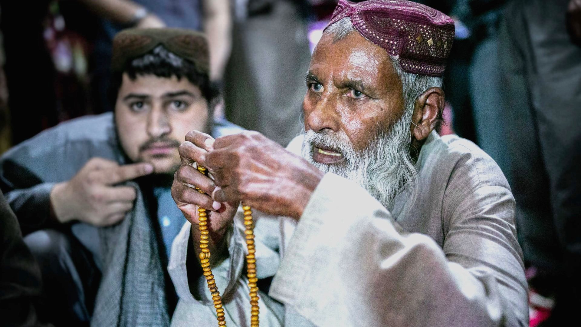 Prisionero talibán rezando.