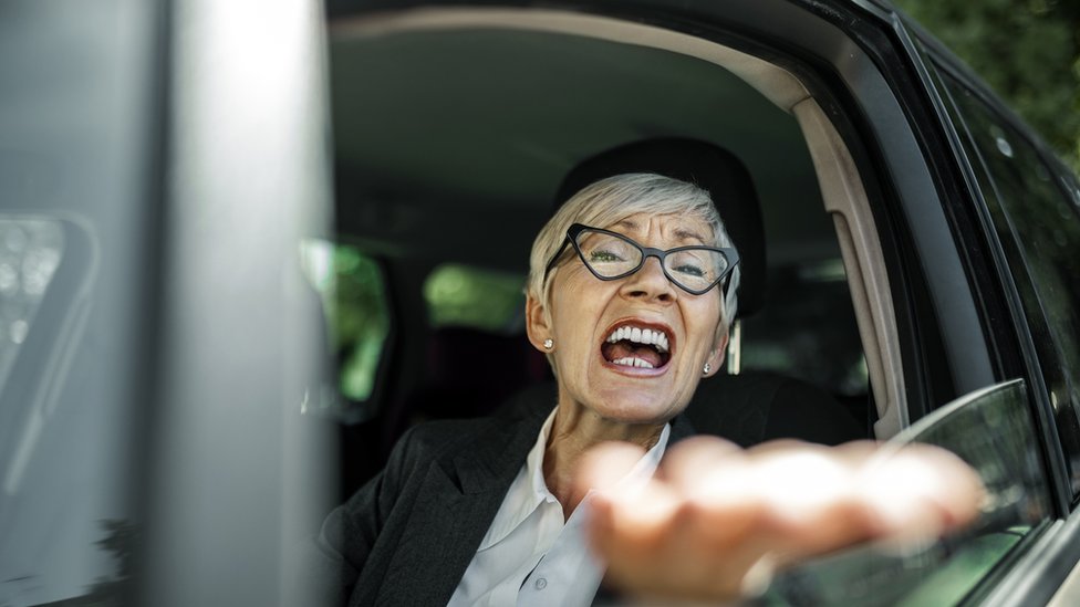 Una mujer indignada en un auto