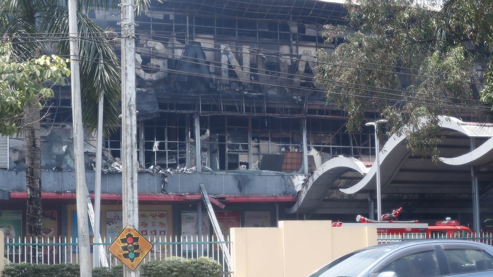 الدخان يتصاعد من المباني التي أضرم متظاهرون النيران فيها.