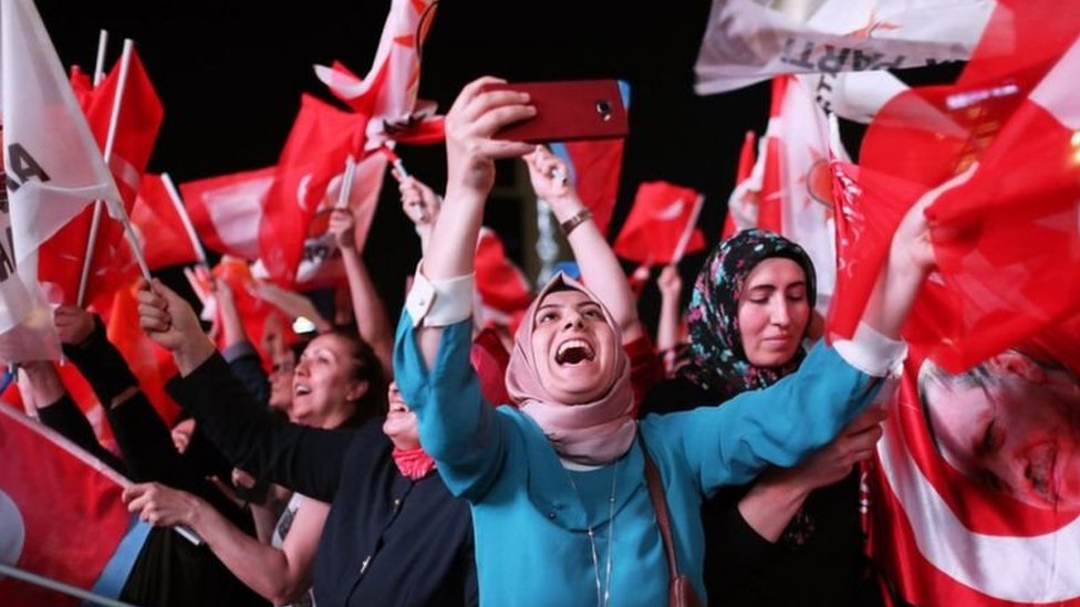 أنصار أردوغان وحزب العدالة والتنمية يحتفلون بنتائج الانتخابات التركية