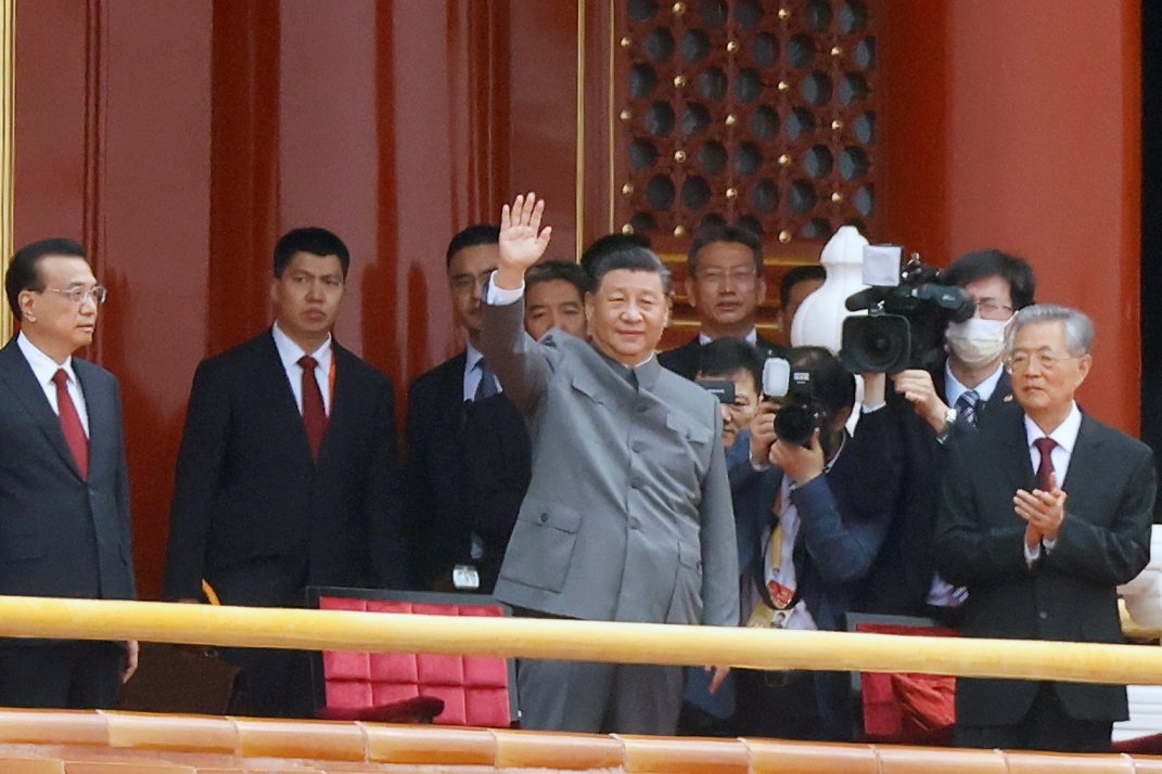 習近平和前任中國國家主席胡錦濤現身天安門城樓。