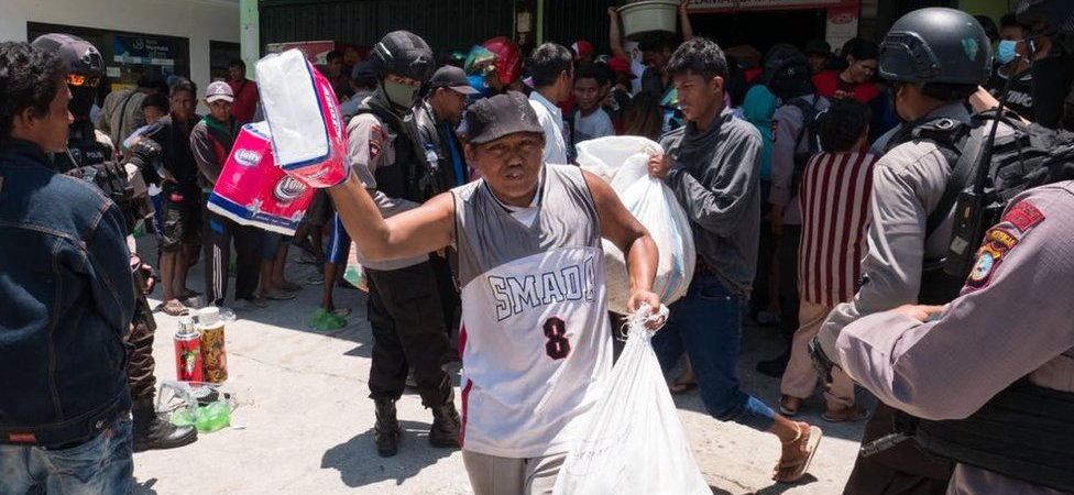 Neredi ispred prodavnice u Indoneziji.