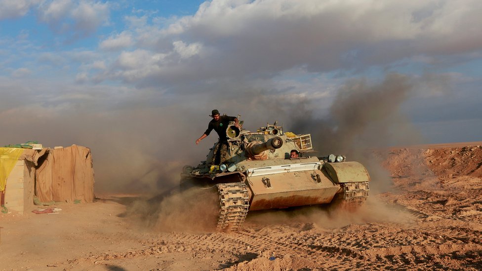 Un combatiente de la paramilitar Movilización Popular montado en un tanque cerca de la frontera entre Irak y Siria, 26 de noviembre de 2018