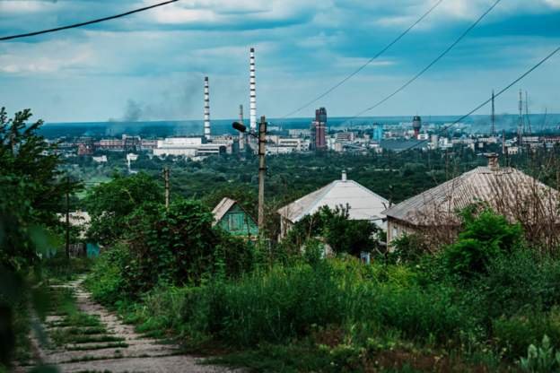 Severodonetsk'ten yükselen dumanlar Lysychansk'tan görülebiliyor.