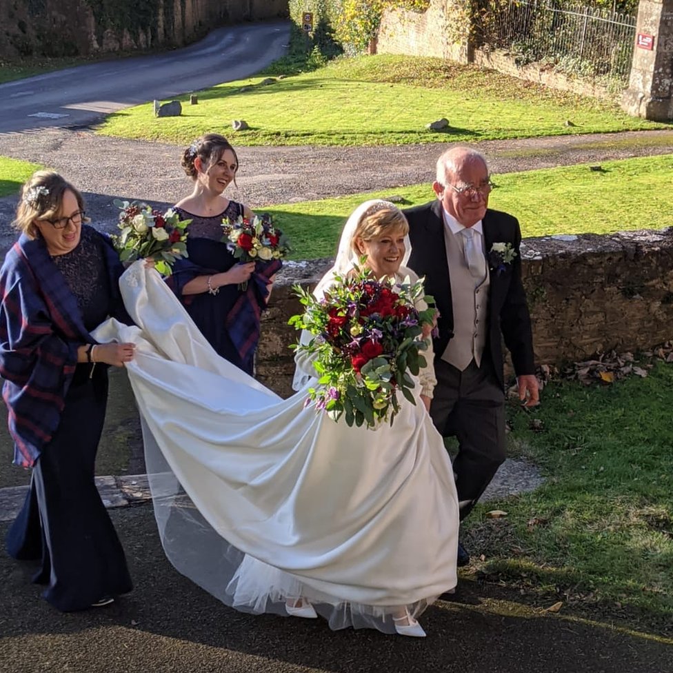 Невеста прибывает на свадьбу