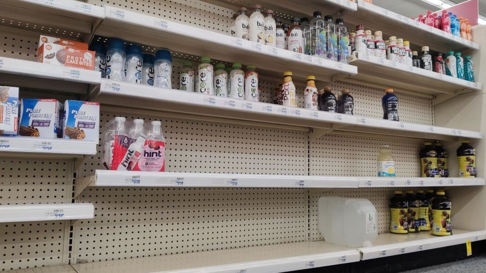 В аптеках в США заканчиваются моющие средства и вода в бутылках