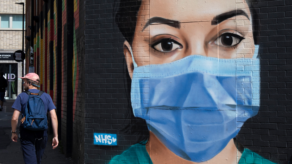 Mural de una enfermera con mascarilla en Reino Unido