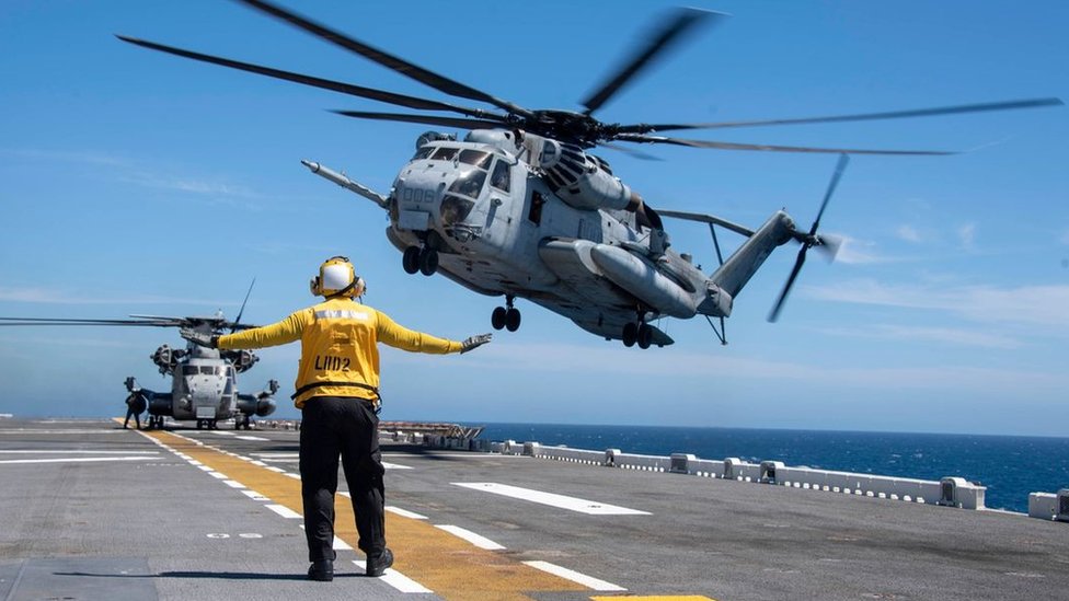一架美軍CH-53E直升機正在降落埃塞克斯號航空母艦（USS Essex）