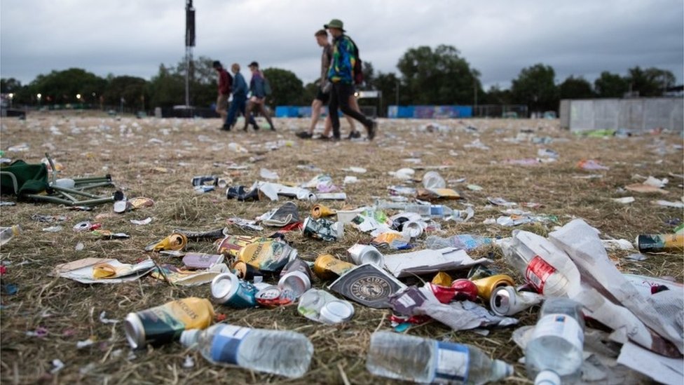 Выброшенные пластиковые бутылки оставлены посетителями фестиваля