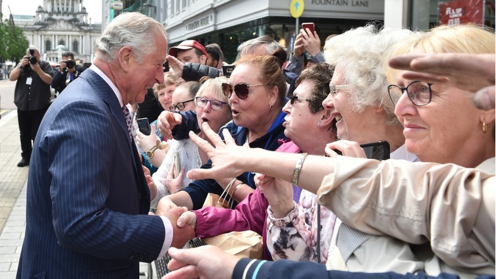 Принц Чарльз с толпой на площади Донеголл в Белфасте, 22 мая 2019 г.