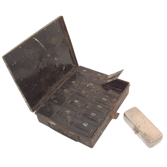Los oficiales médicos llevaban una caja de metal como esta, donde guardaban los distintos tipos de pastillas para tratar a los soldados.